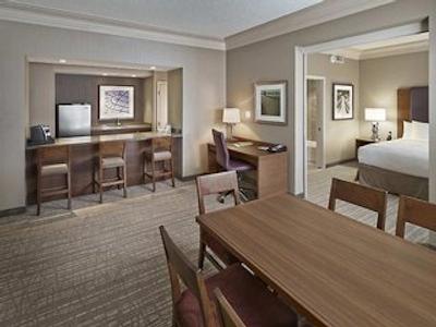 دوبلتری بای هیلتون وست ادمنتون