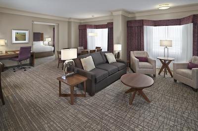 دوبلتری بای هیلتون وست ادمنتون