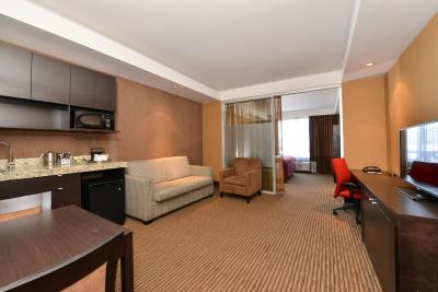 رادیسن هتل اند کنونشن سنتر ادمنتون