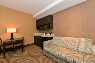 رادیسن هتل اند کنونشن سنتر ادمنتون