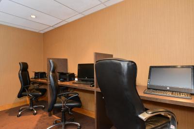 رادیسن هتل اند کنونشن سنتر ادمنتون