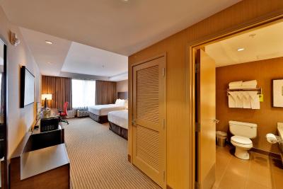 رادیسن هتل اند کنونشن سنتر ادمنتون