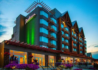 رادیسن هتل اند کنونشن سنتر ادمنتون