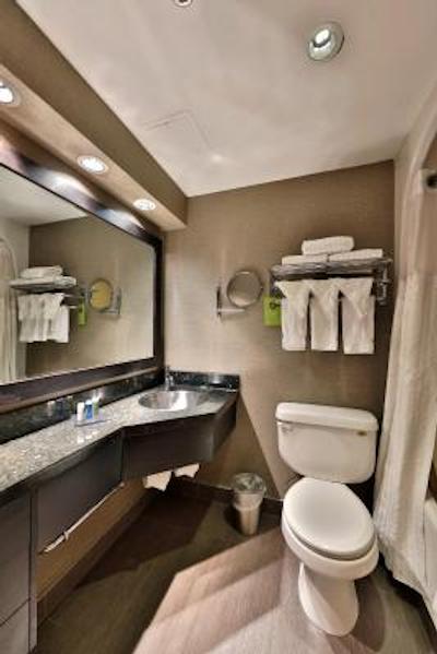 رادیسن هتل اند کنونشن سنتر ادمنتون