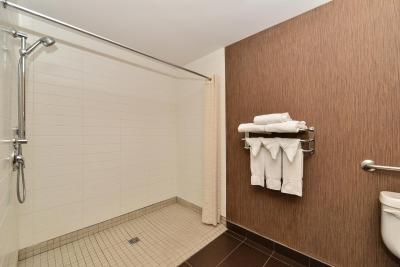 رادیسن هتل اند کنونشن سنتر ادمنتون