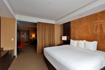 رادیسن هتل اند کنونشن سنتر ادمنتون