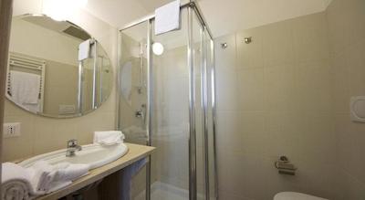 ارا پاسیز این