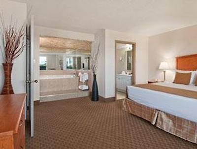 رامادا این اند واتر پارک ادمنتون اسود