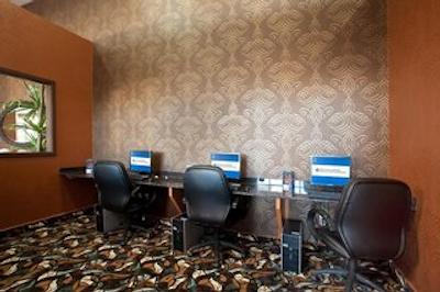 کاست لدبریج هتل اند کنفرنس سنتر