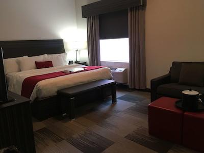 بست وسترن پلاس آیرپرت این اند سویتز