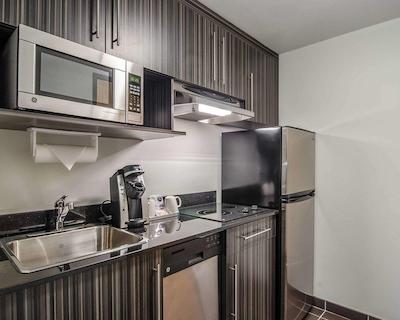 بست وسترن پلاس آیرپرت این اند سویتز