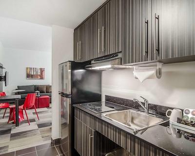 بست وسترن پلاس آیرپرت این اند سویتز