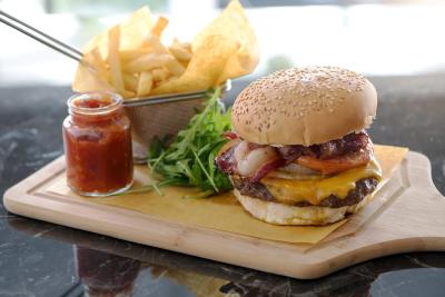 رادیسن بلو هتل بیروت وردون