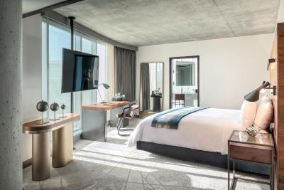 د دوگلاس اوتگراف کالکشن