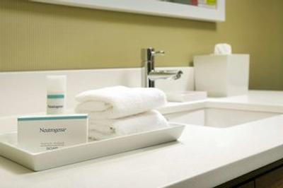 هم2 سویتز بای هیلتون لویسویل ایست/هورستبورن