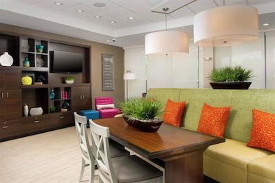 هم2 سویتز بای هیلتون لویسویل ایست/هورستبورن