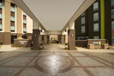 هم2 سویتز بای هیلتون لویسویل ایست/هورستبورن