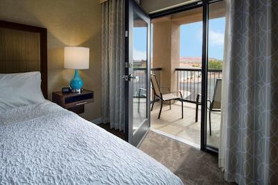 هامپتون این اند سویتز پاج-لاک پول