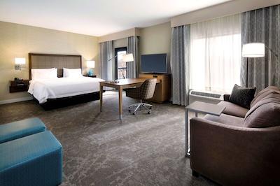 هامپتون این اند سویتز پاج-لاک پول