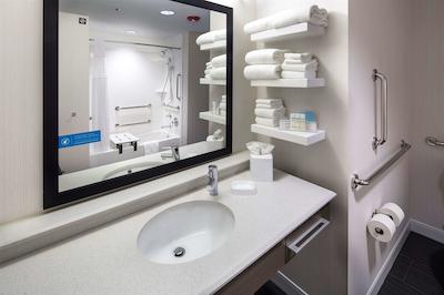 هامپتون این اند سویتز پاج-لاک پول