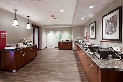 هامپتون این اند سویتز پاج-لاک پول