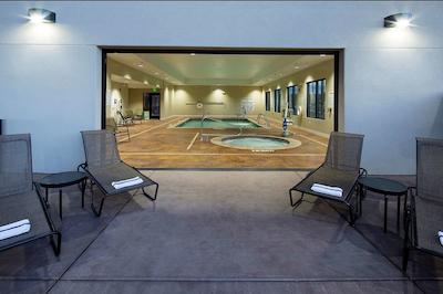 هامپتون این اند سویتز پاج-لاک پول