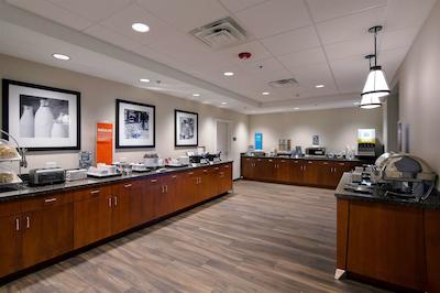 هامپتون این اند سویتز پاج-لاک پول