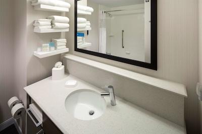 هامپتون این اند سویتز پاج-لاک پول