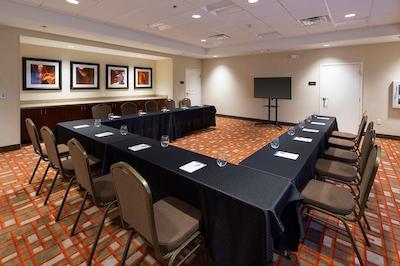 هامپتون این اند سویتز پاج-لاک پول