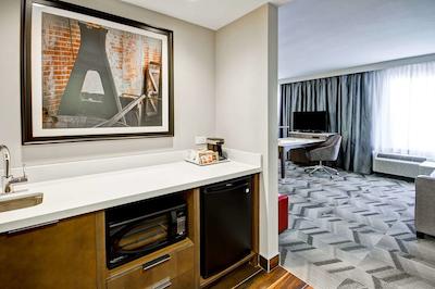 هامپتون این اند سویتز بای هیلتون مدیسین هات