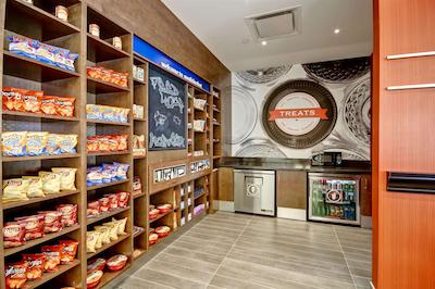 هامپتون این اند سویتز بای هیلتون مدیسین هات