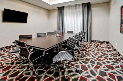 هامپتون این اند سویتز بای هیلتون مدیسین هات