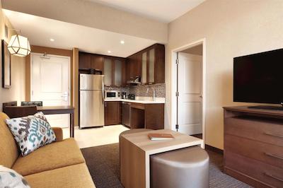 هموود سویتز بای هیلتون کالگاری دونتون