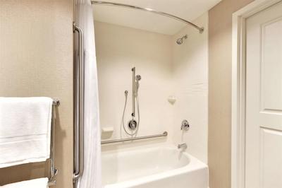 هموود سویتز بای هیلتون کالگاری دونتون