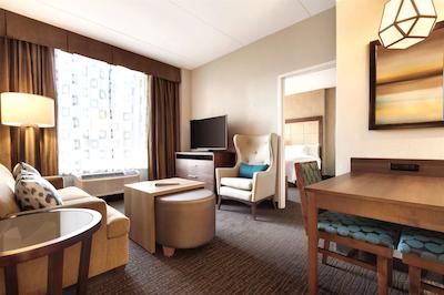 هموود سویتز بای هیلتون کالگاری دونتون