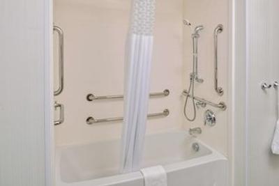 هامپتون این اند سویتز آلتونا-دز موینز