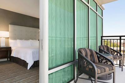 امباسی سویتز بای هیلتون گرینویل دونتون ریورپلاس