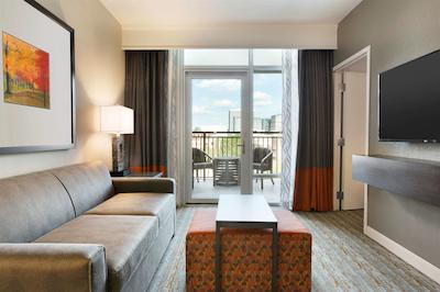 امباسی سویتز بای هیلتون گرینویل دونتون ریورپلاس