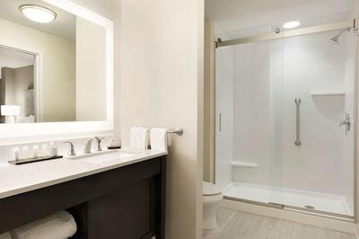 امباسی سویتز بای هیلتون گرینویل دونتون ریورپلاس