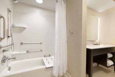 امباسی سویتز بای هیلتون گرینویل دونتون ریورپلاس