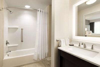 امباسی سویتز بای هیلتون گرینویل دونتون ریورپلاس