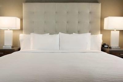 امباسی سویتز بای هیلتون گرینویل دونتون ریورپلاس