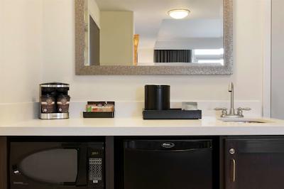 امباسی سویتز بای هیلتون گرینویل دونتون ریورپلاس