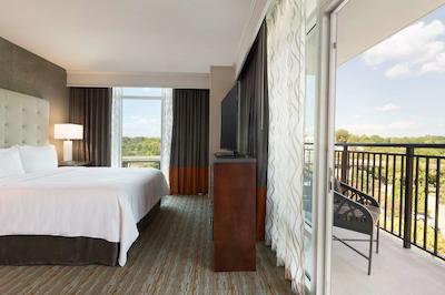 امباسی سویتز بای هیلتون گرینویل دونتون ریورپلاس