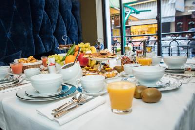 منسیور کادت هتل اند اسپا