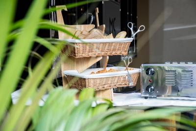 منسیور کادت هتل اند اسپا