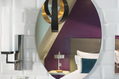 منسیور کادت هتل اند اسپا