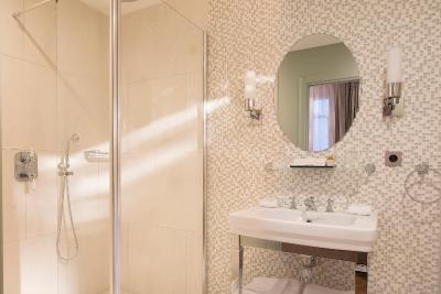 منسیور کادت هتل اند اسپا