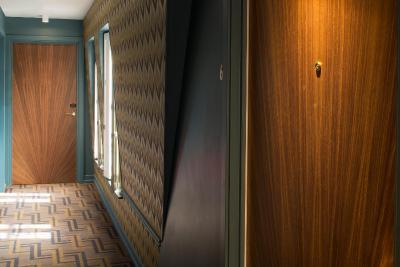 منسیور کادت هتل اند اسپا