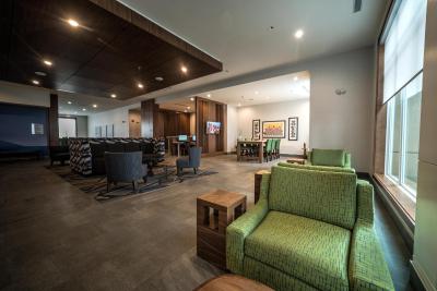 هلید این اکسپرز اند سویتز وست ادمنتون-مال اریا